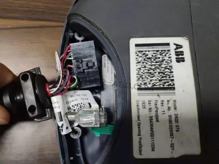 ABB機(jī)器人示教器維修拆解過(guò)程及更換步驟